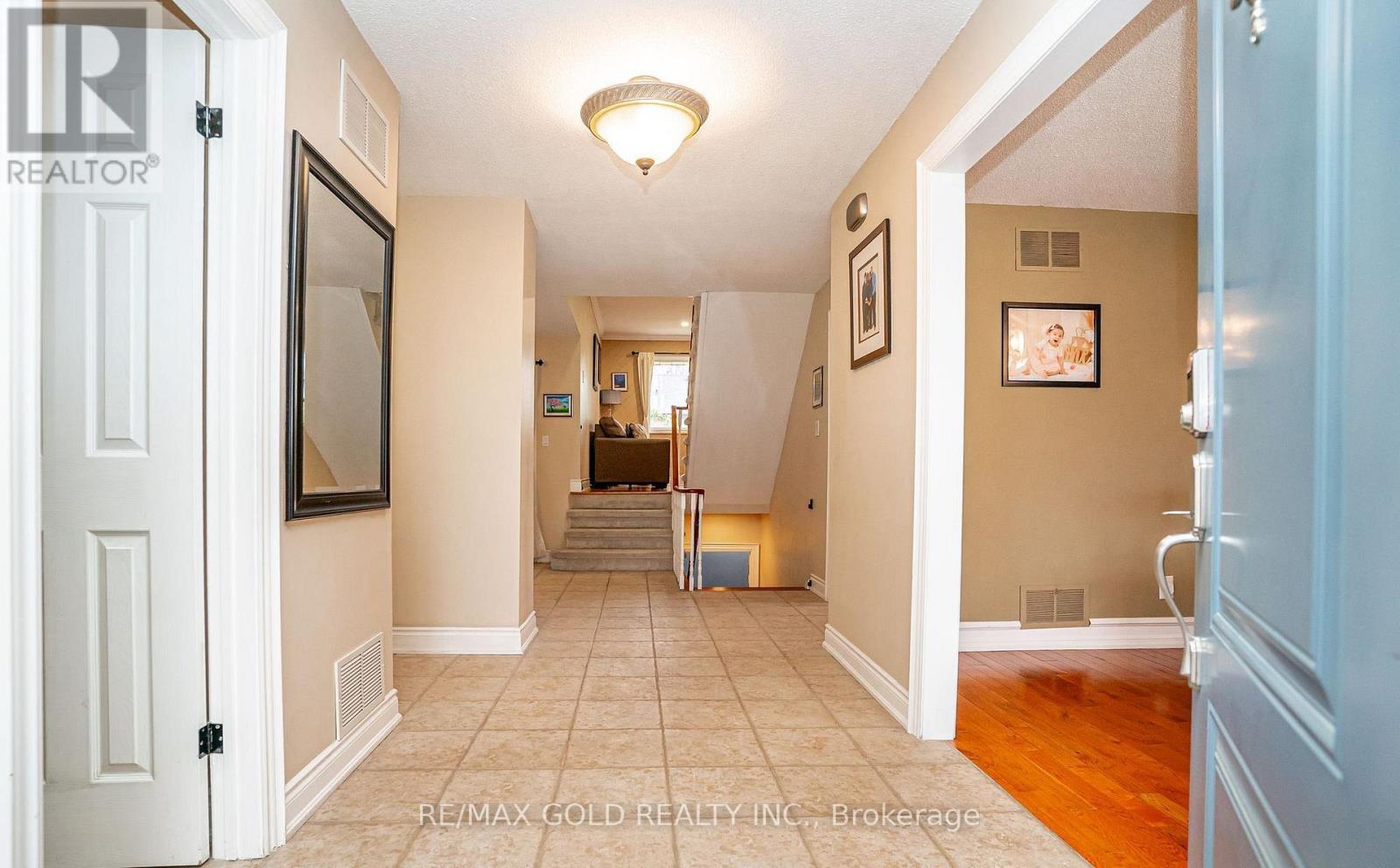 8 Oldham Crescent, Brampton, Ontario  L6Z 1W3 - Photo 5 - W13143132