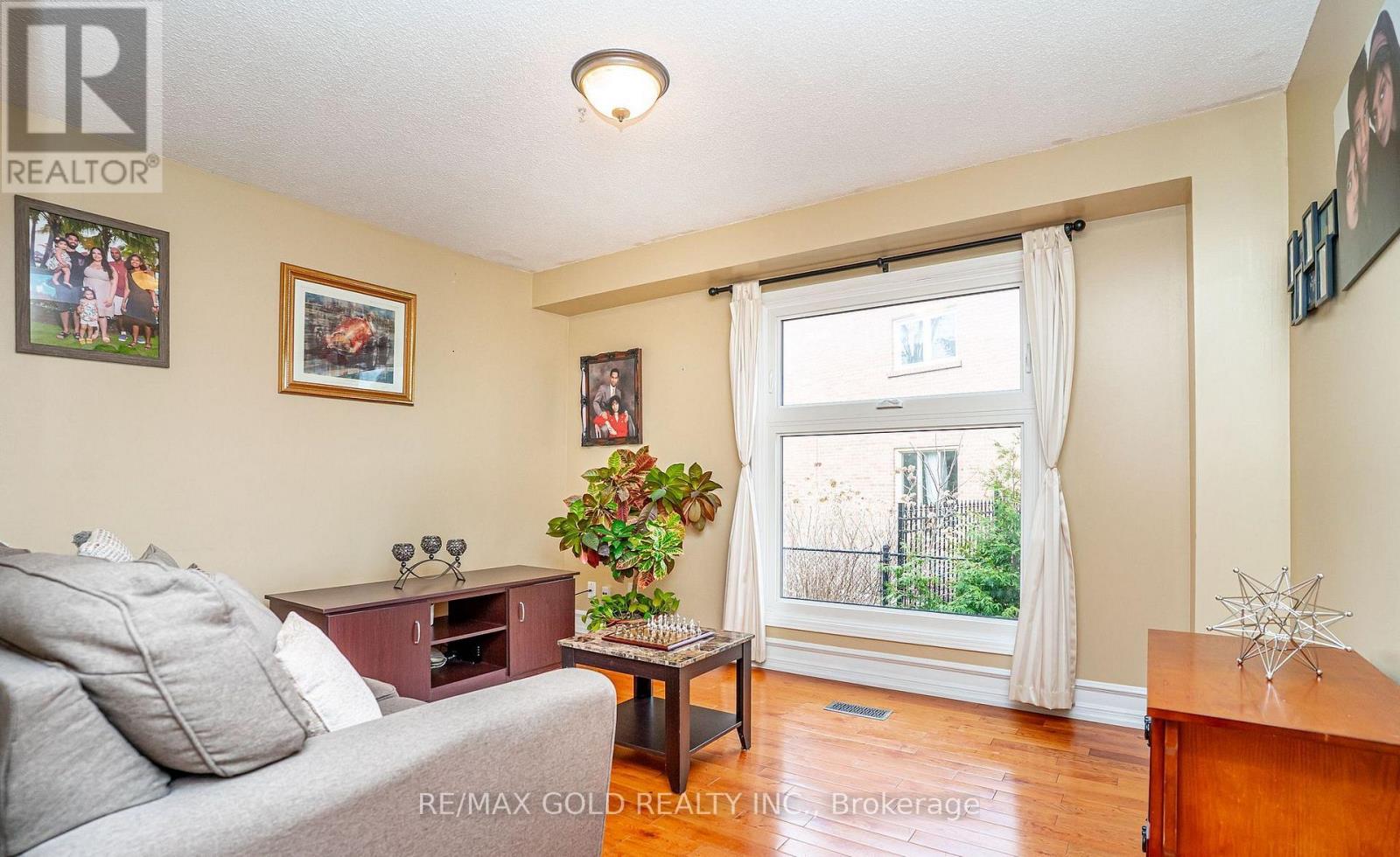 8 Oldham Crescent, Brampton, Ontario  L6Z 1W3 - Photo 9 - W13143132