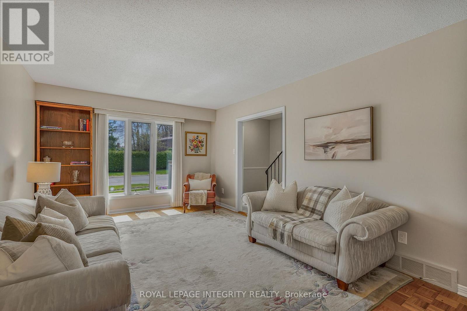74 Valewood Crescent, Ottawa, Ontario  K1B 4E8 - Photo 2 - X13094686