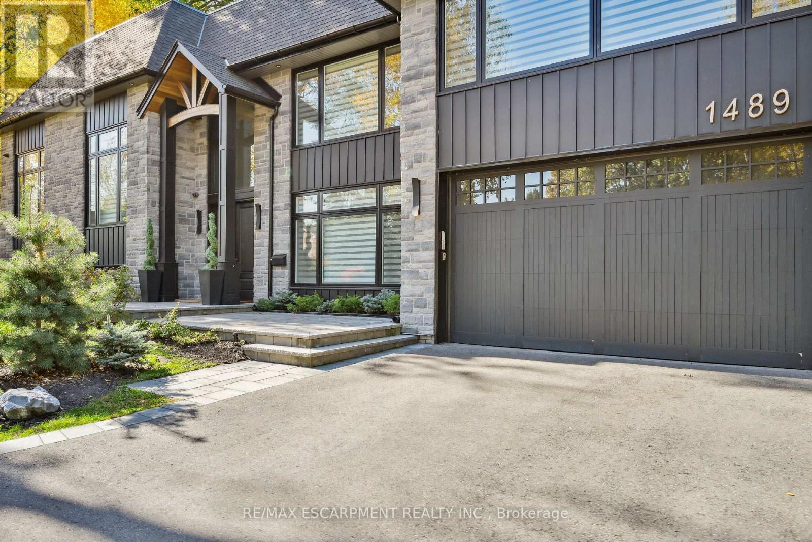 1489 Rogerswood Court, Mississauga, Ontario  L5J 1R7 - Photo 3 - W12903830