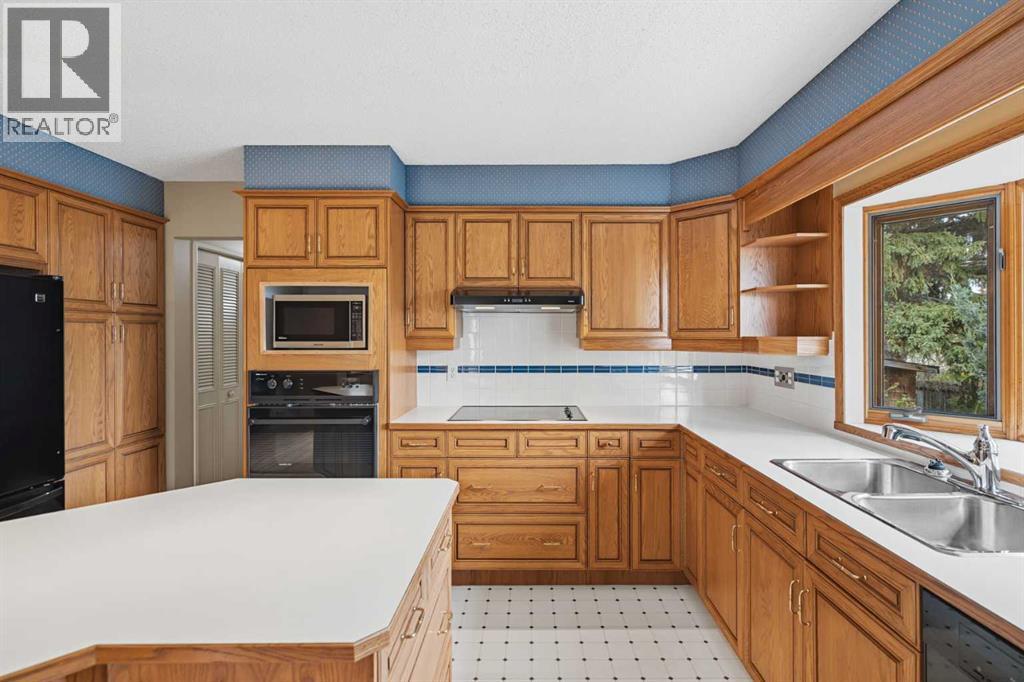 404 Canterbury Drive Sw, Calgary, Alberta  T2W 1J2 - Photo 12 - A2312162