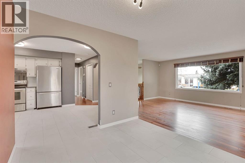 436 Huntley Way NE, Calgary, Alberta  T2K 4Z8 - Photo 7 - A2305488