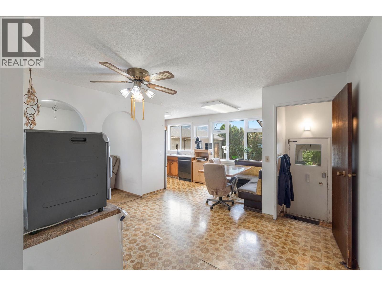 1007 Nicolani Drive, Kamloops, British Columbia  V2B 5B4 - Photo 5 - 10387123