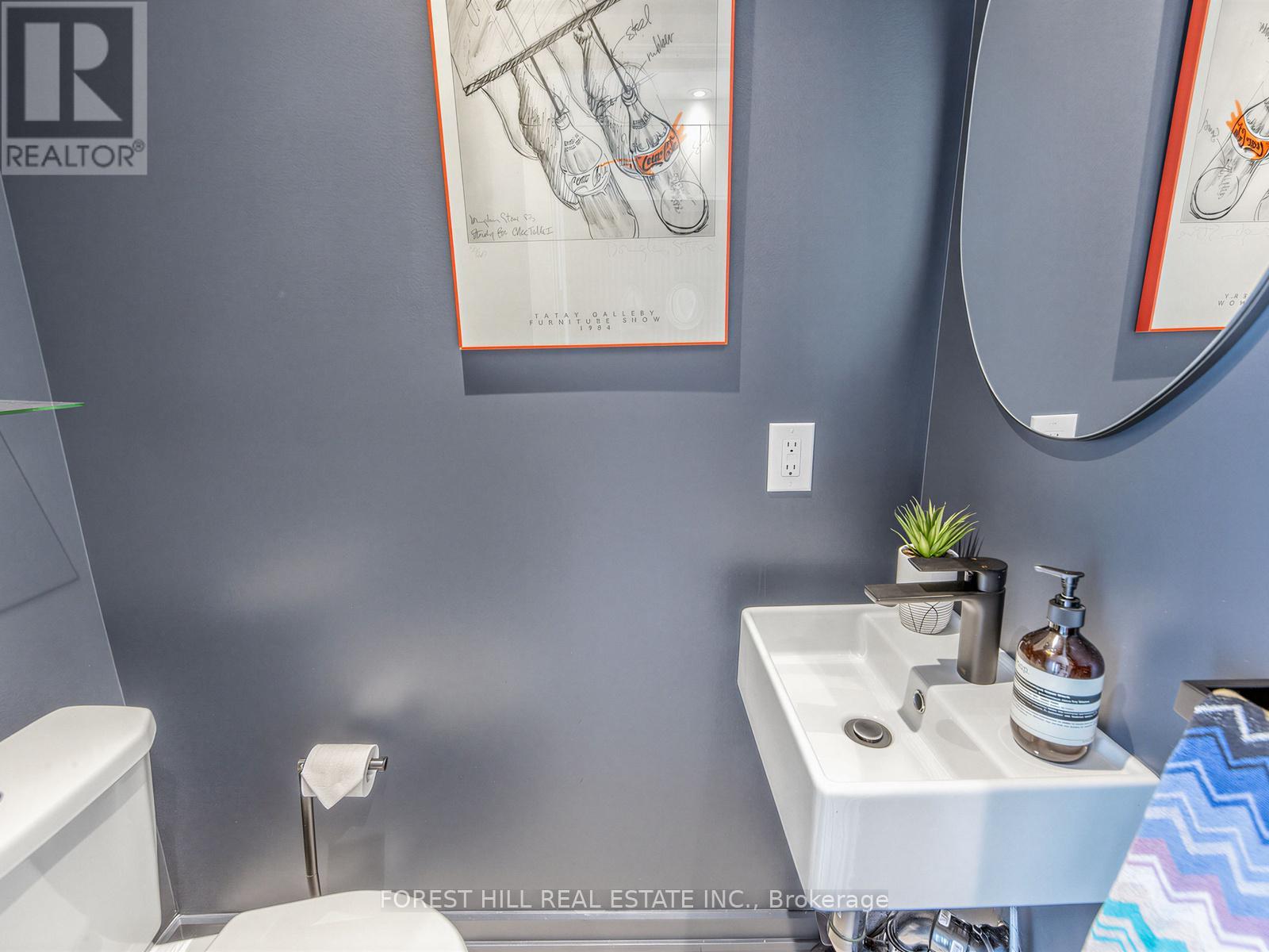 39 Belgravia Avenue, Toronto, Ontario  M6E 2M4 - Photo 5 - W13143412