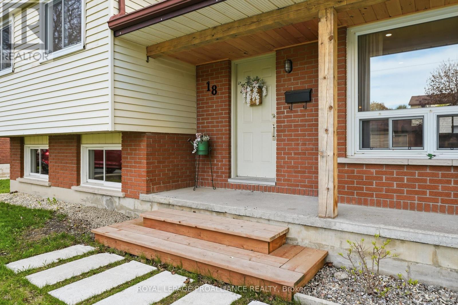18 Alnet Drive, Belleville, Ontario  K8P 4V9 - Photo 4 - X13143766