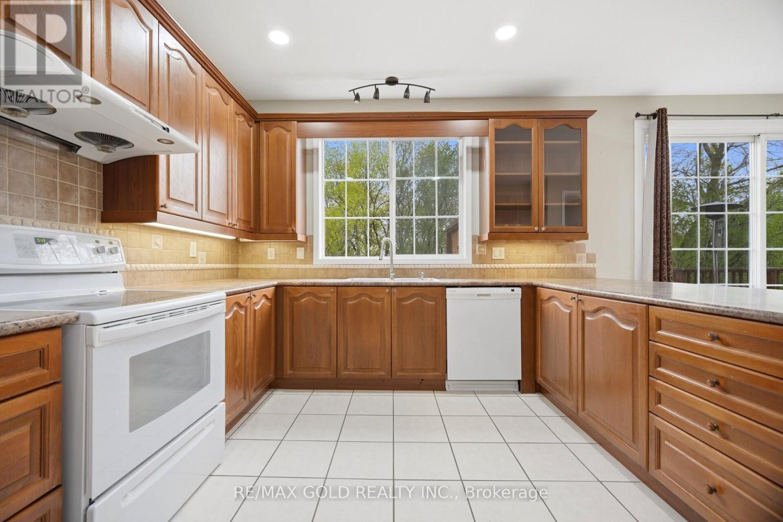 22 Cosmo Court, Brampton, Ontario  L6P 1G2 - Photo 13 - W13133818