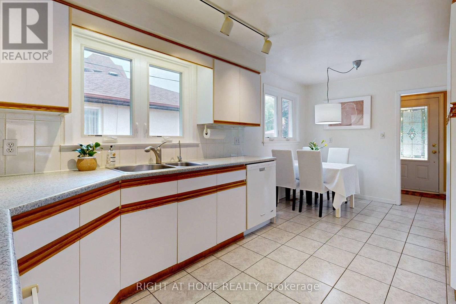 220 Homewood Avenue, Toronto, Ontario  M2M 1K6 - Photo 8 - C13143810