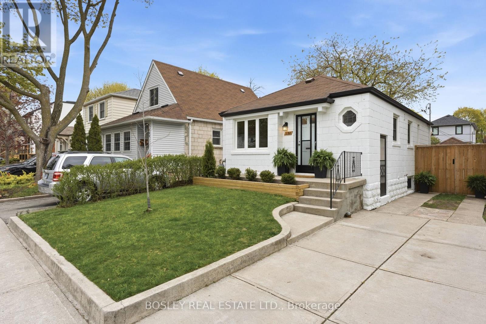 123 DUNINGTON DRIVE, Toronto, Ontario