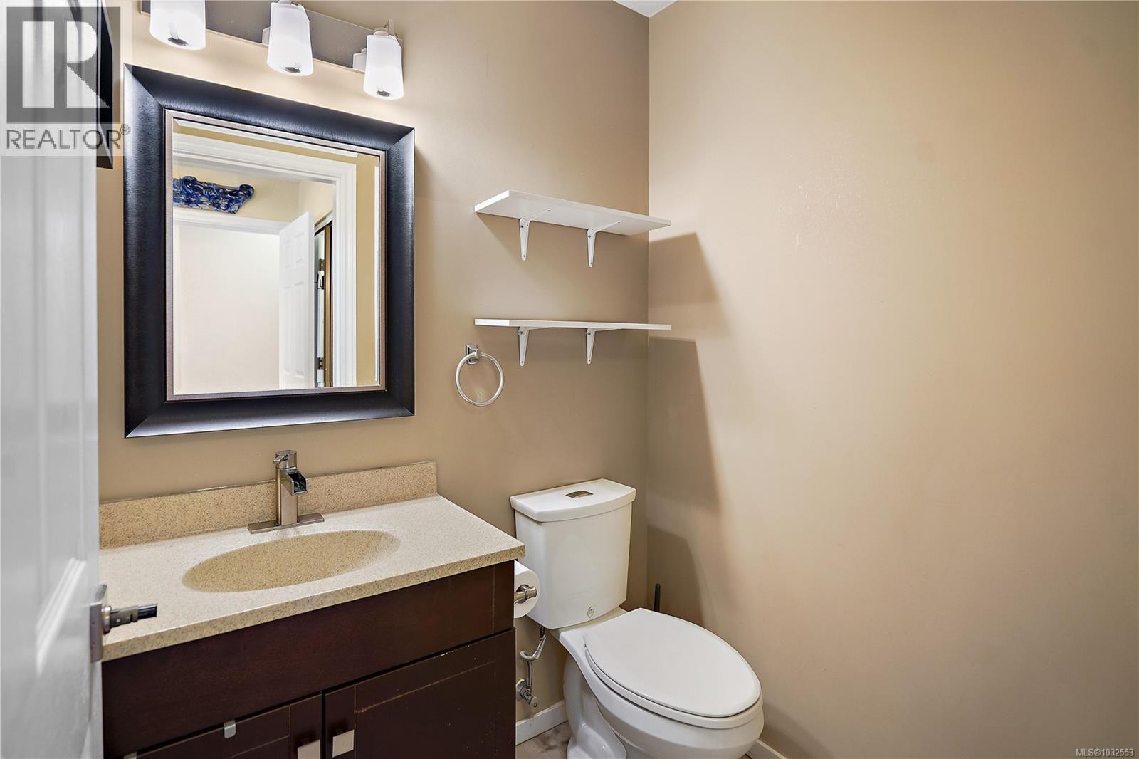 410 2529 Wark St, Victoria, British Columbia  V8T 4G7 - Photo 9 - 1032553