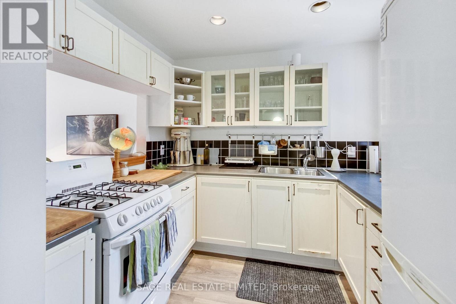 31 Emerson Avenue, Toronto, Ontario  M6H 3S7 - Photo 13 - W13143460