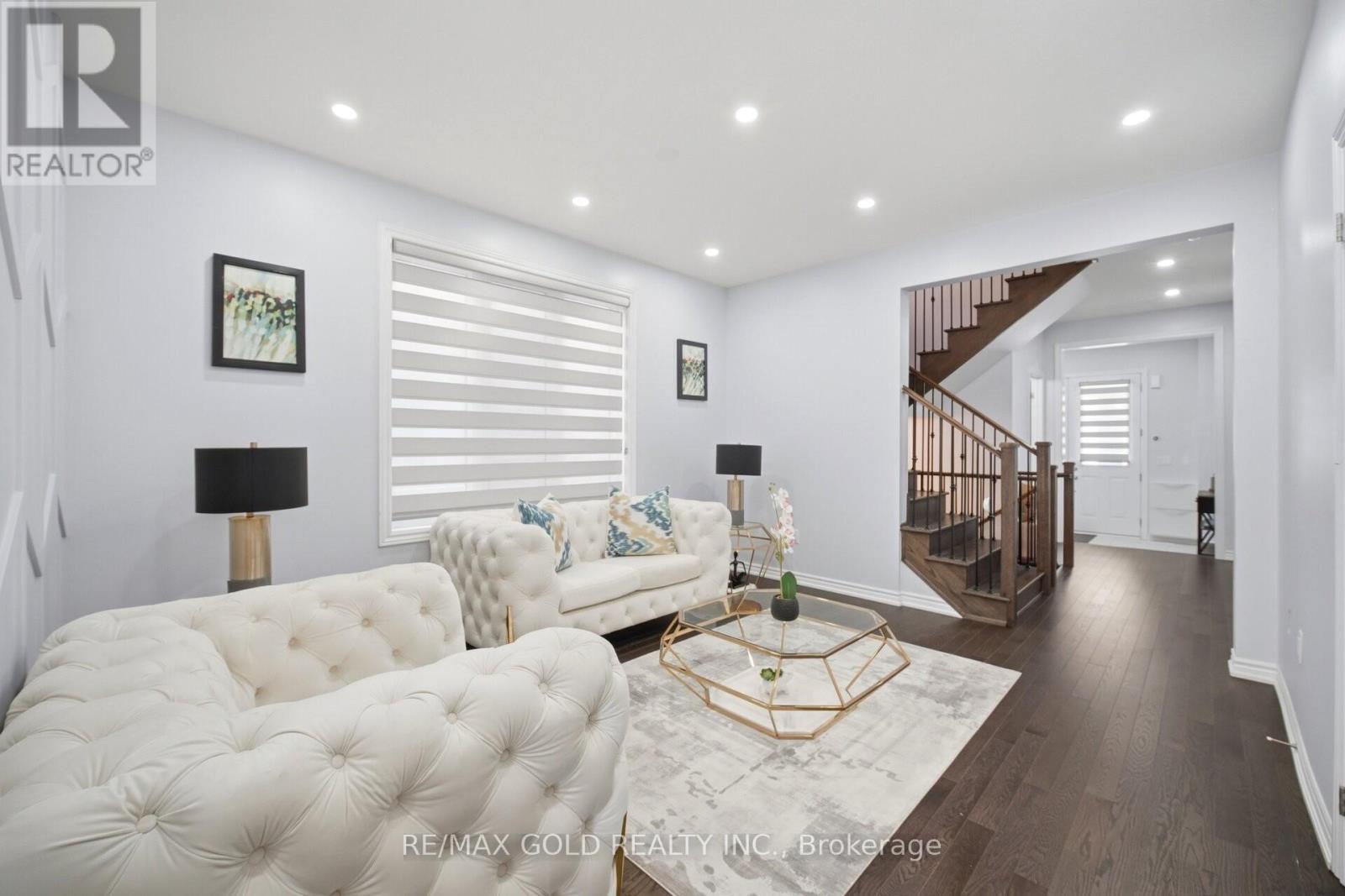 28 Calabria Drive, Caledon, Ontario  L7C 4L2 - Photo 4 - W13143666