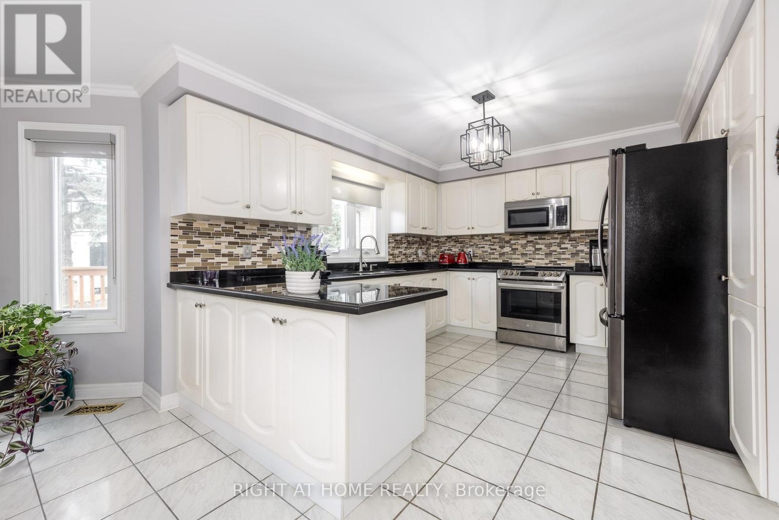 27 Addison Street, Richmond Hill, Ontario  L4C 9N1 - Photo 15 - N12896492