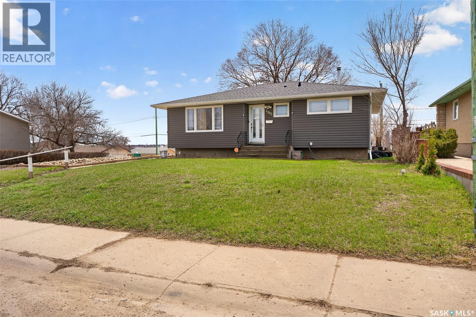 1303 Athabasca Street W, Moose Jaw, Saskatchewan  S6H 6C8 - Photo 4 - SK035036