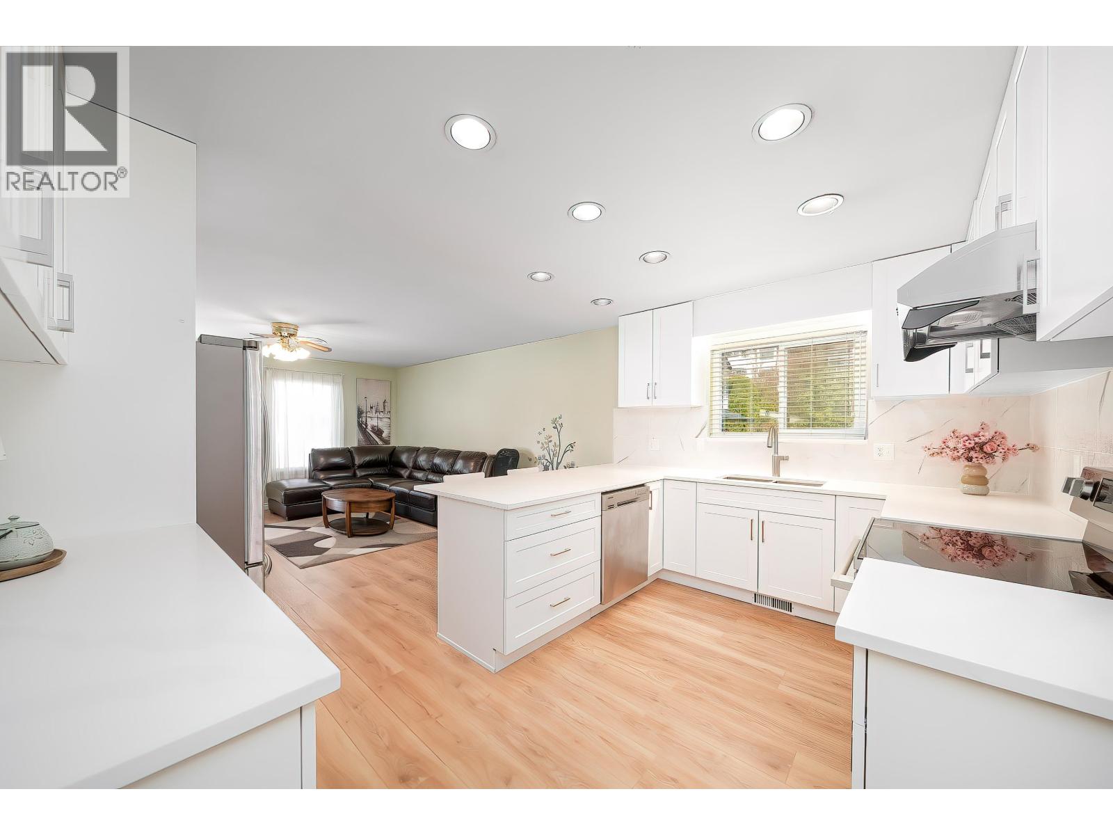 11 Harbour Place, Port Moody, British Columbia  V3H 4J8 - Photo 4 - R3113711