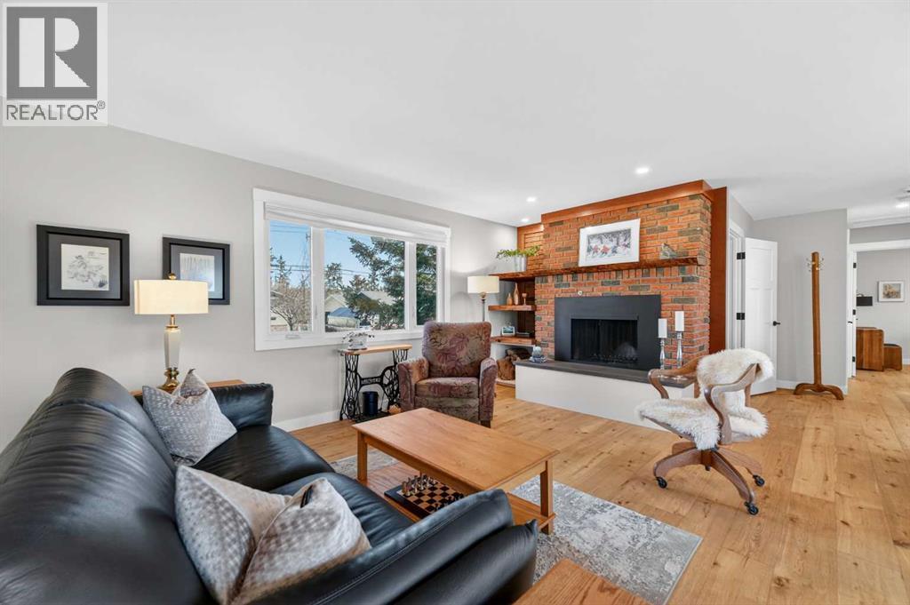 8927 48 Avenue NW, Calgary, Alberta  T3B 2B5 - Photo 3 - A2304336