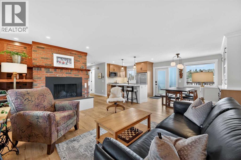 8927 48 Avenue NW, Calgary, Alberta  T3B 2B5 - Photo 2 - A2304336