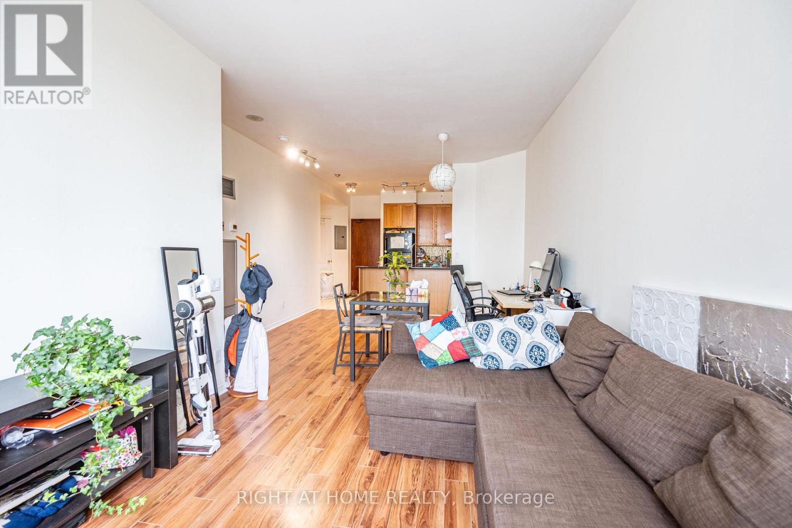 802 - 555 YONGE STREET, Toronto, Ontario