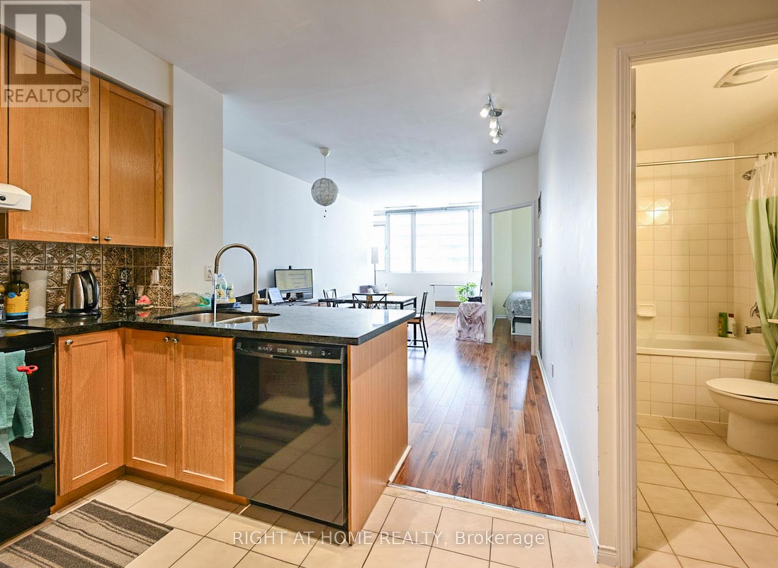 802 - 555 Yonge Street, Toronto, Ontario  M4Y 3A6 - Photo 2 - C13143992