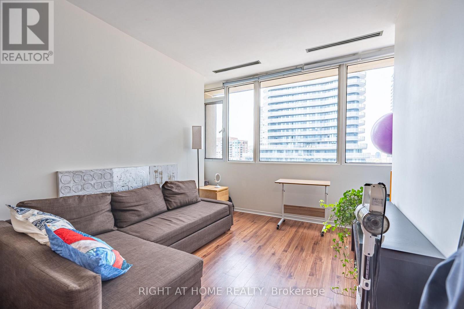 802 - 555 Yonge Street, Toronto, Ontario  M4Y 3A6 - Photo 4 - C13143992