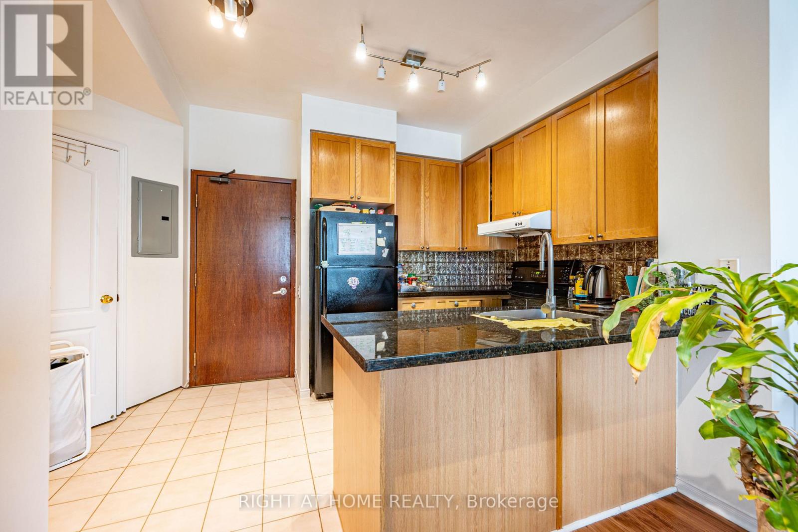 802 - 555 Yonge Street, Toronto, Ontario  M4Y 3A6 - Photo 5 - C13143992