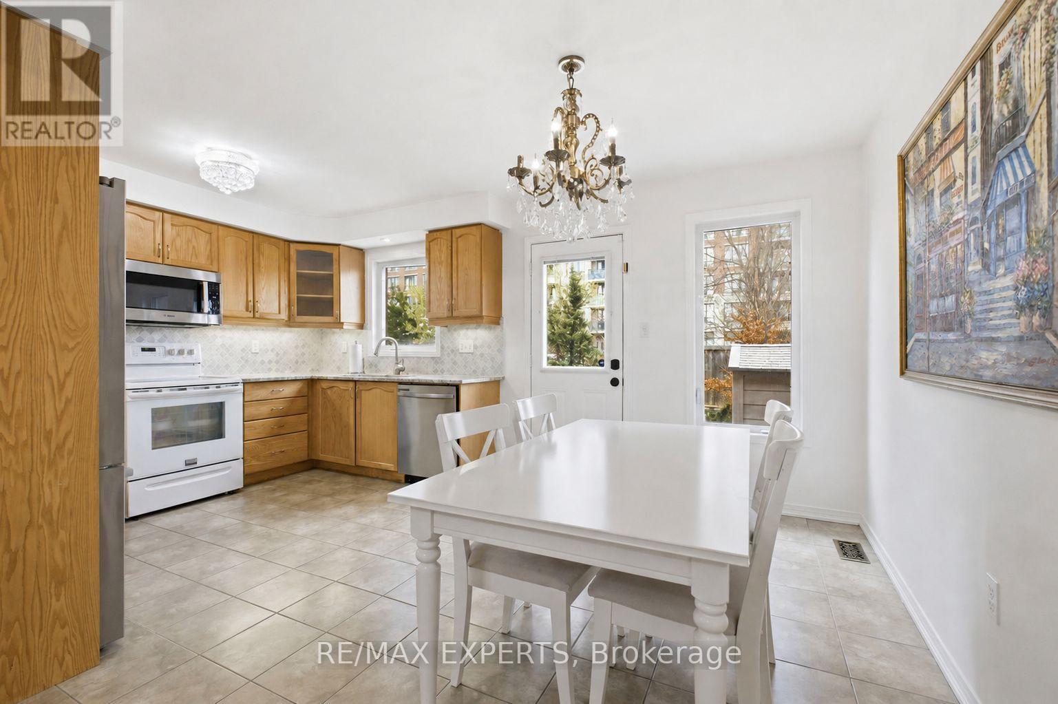 117 Revelstoke Crescent, Richmond Hill, Ontario  L4B 4T5 - Photo 10 - N13074506