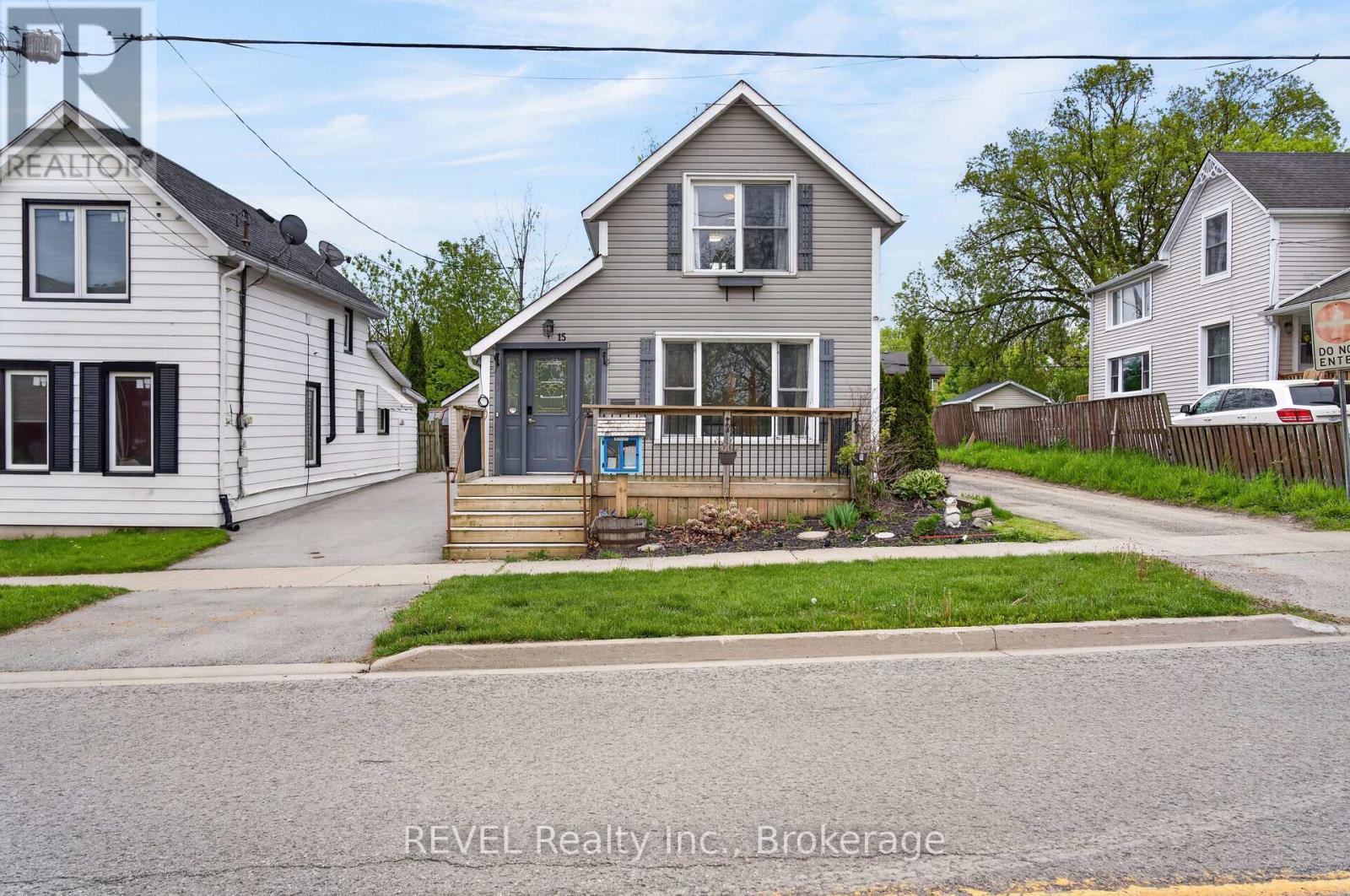 15 Phipps Street, Fort Erie, Ontario  L2A 2V1 - Photo 2 - X13144332