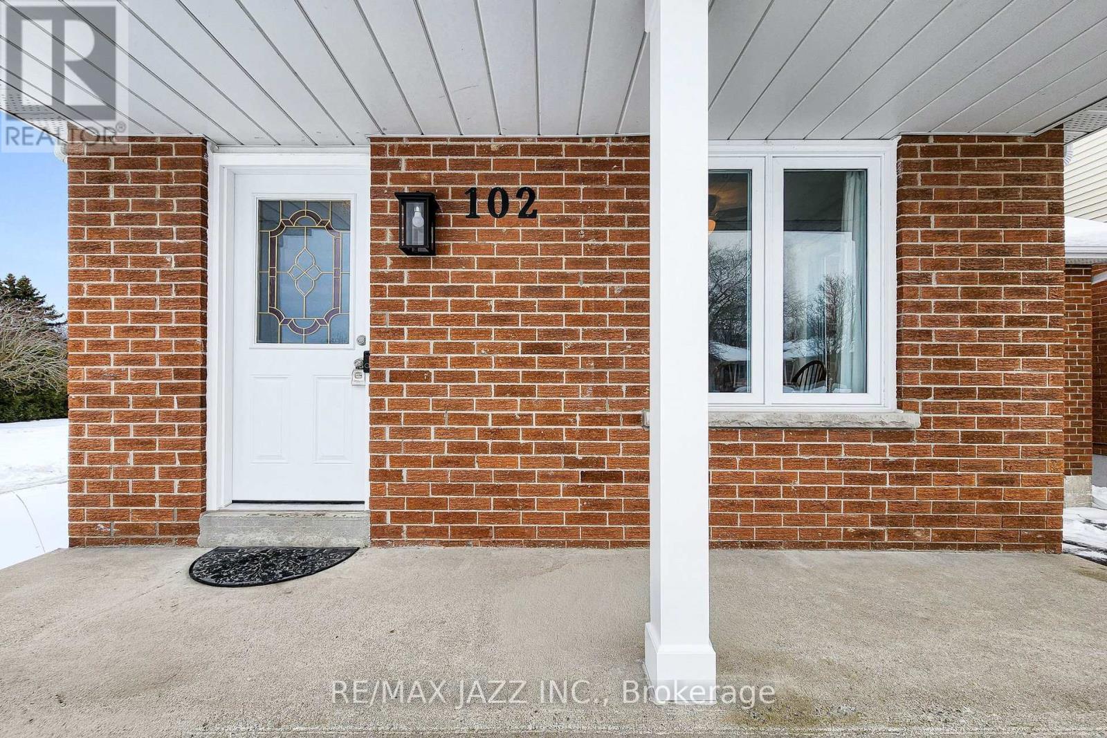 102 Penfound Drive, Clarington, Ontario  L1C 4B8 - Photo 4 - E13144356