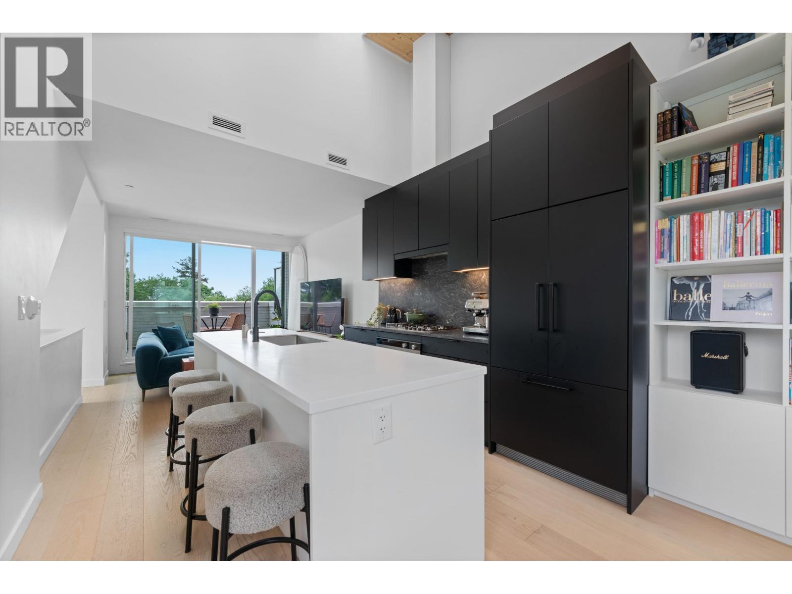 201 650 E 2ND STREET, North Vancouver, British Columbia