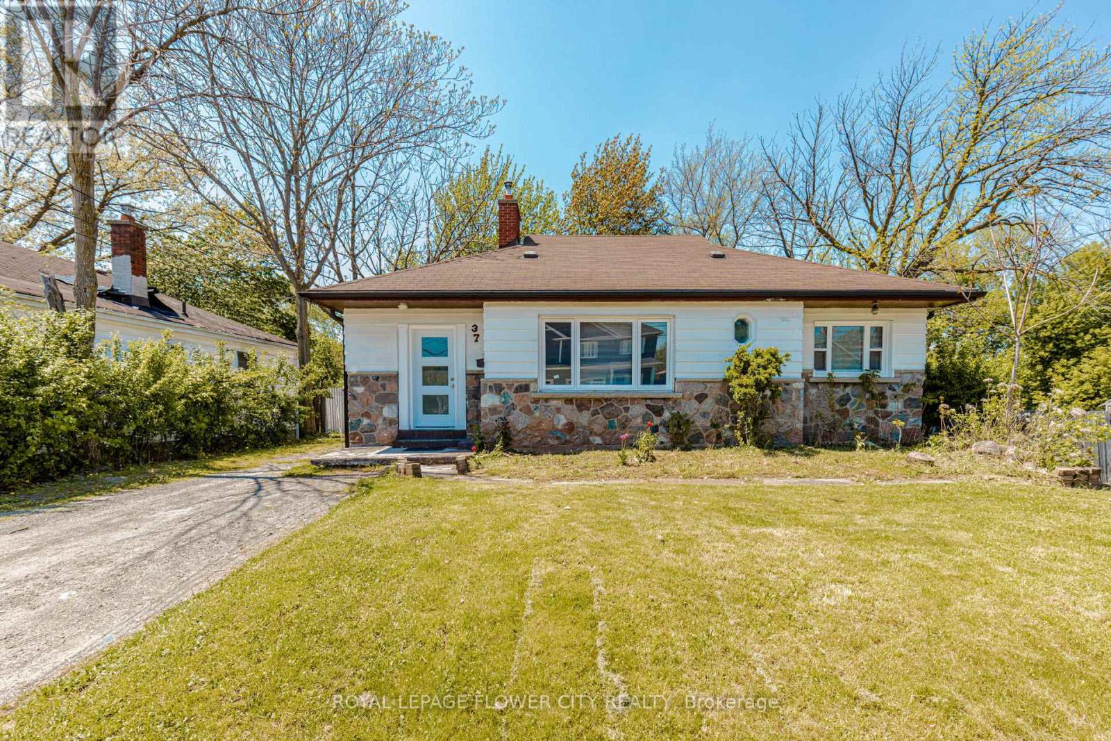 37 Warwick Road, Hamilton, Ontario L8E 1Y5 - Photo 2 - X13144006