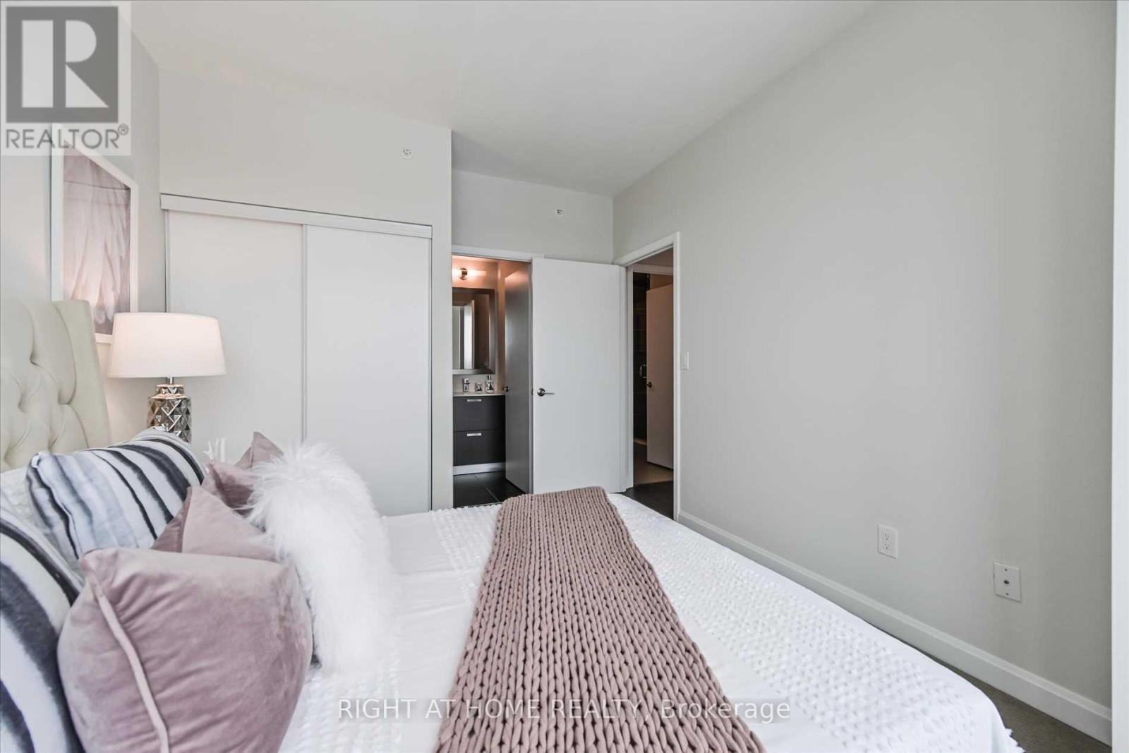2305 - 11 Bogert Avenue, Toronto, Ontario M2N 0H4 - Photo 2 - C13144112