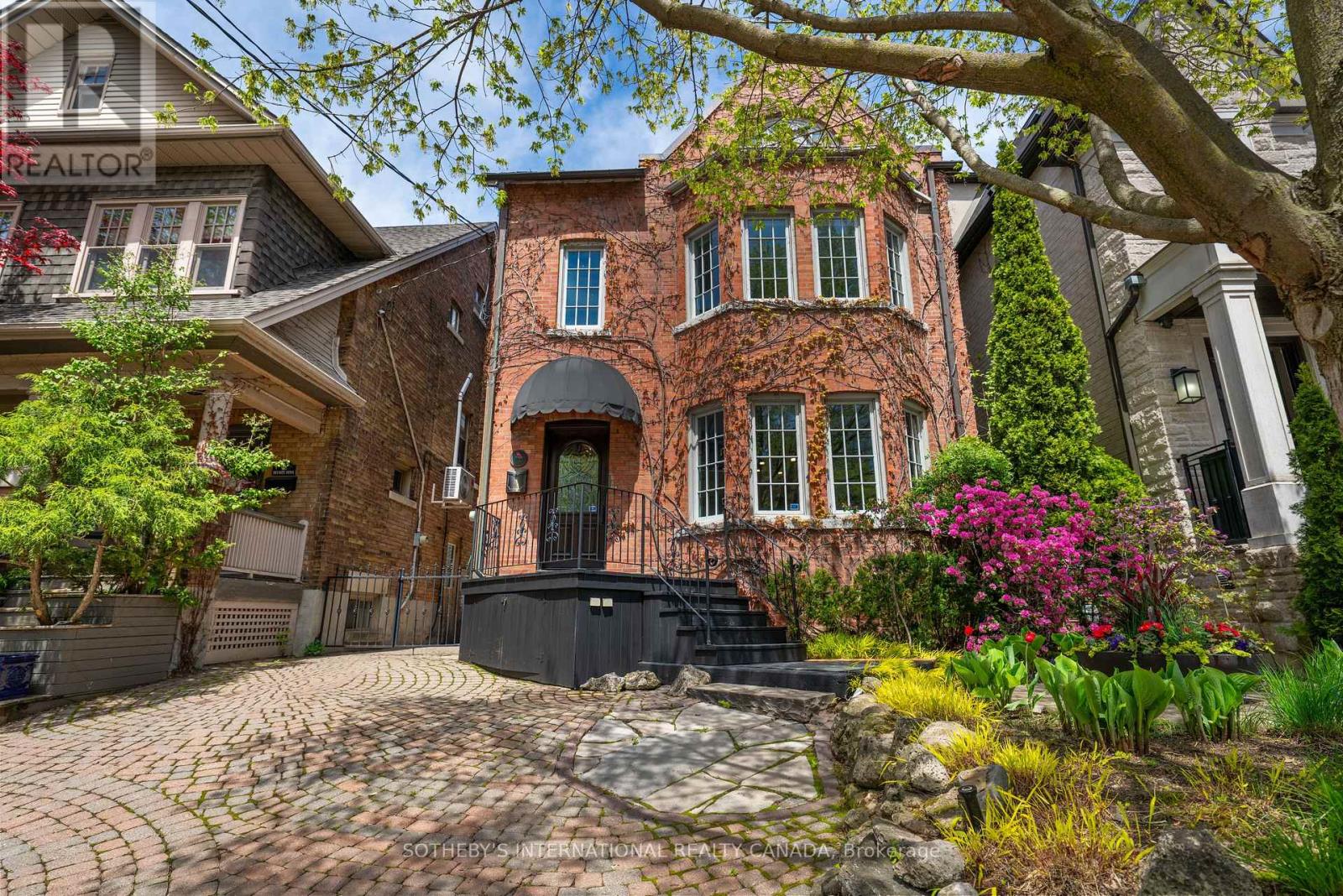 34 BELSIZE DRIVE, Toronto, Ontario