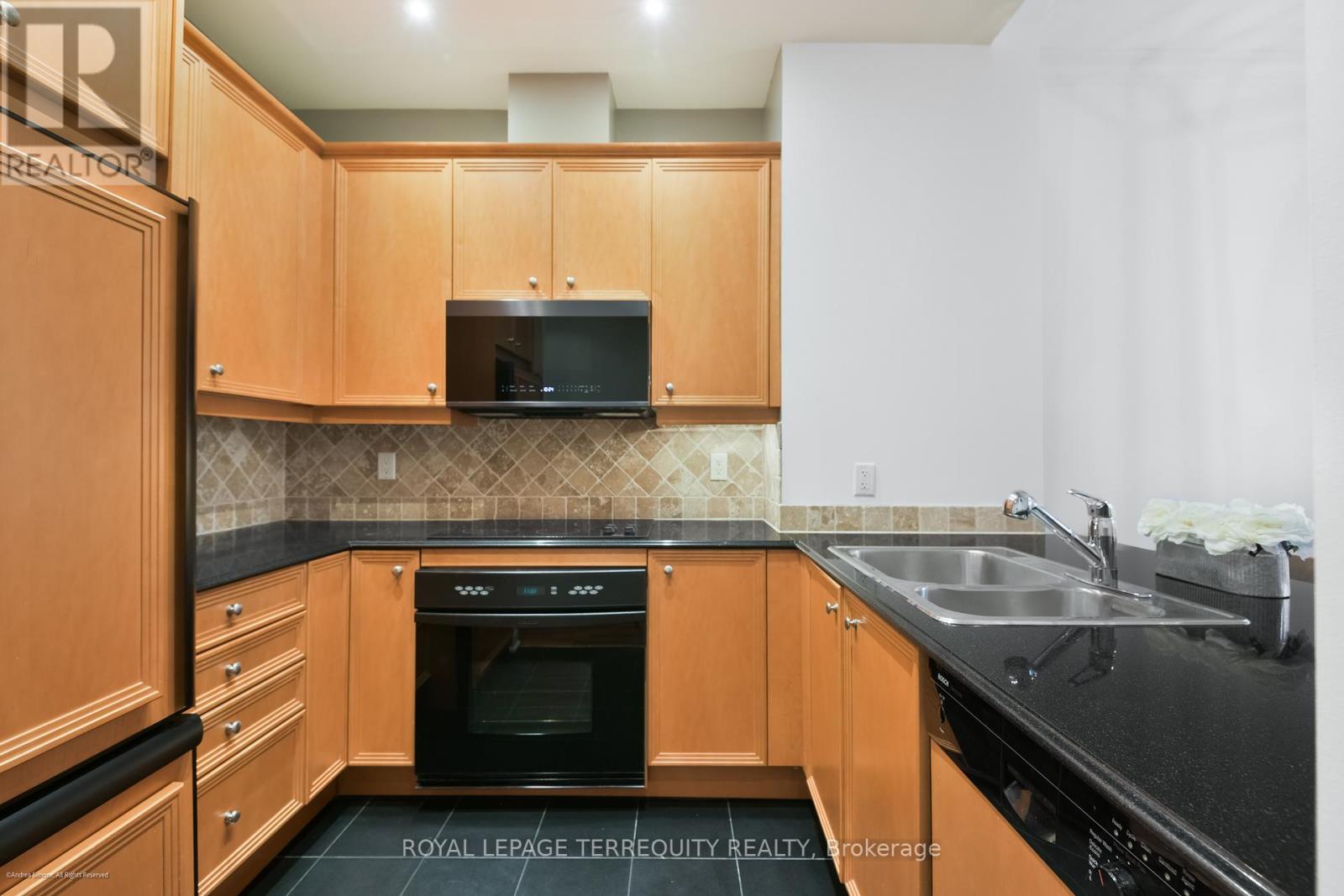 406 - 48 St Clair Avenue W, Toronto, Ontario  M4V 2Z2 - Photo 9 - C13144230