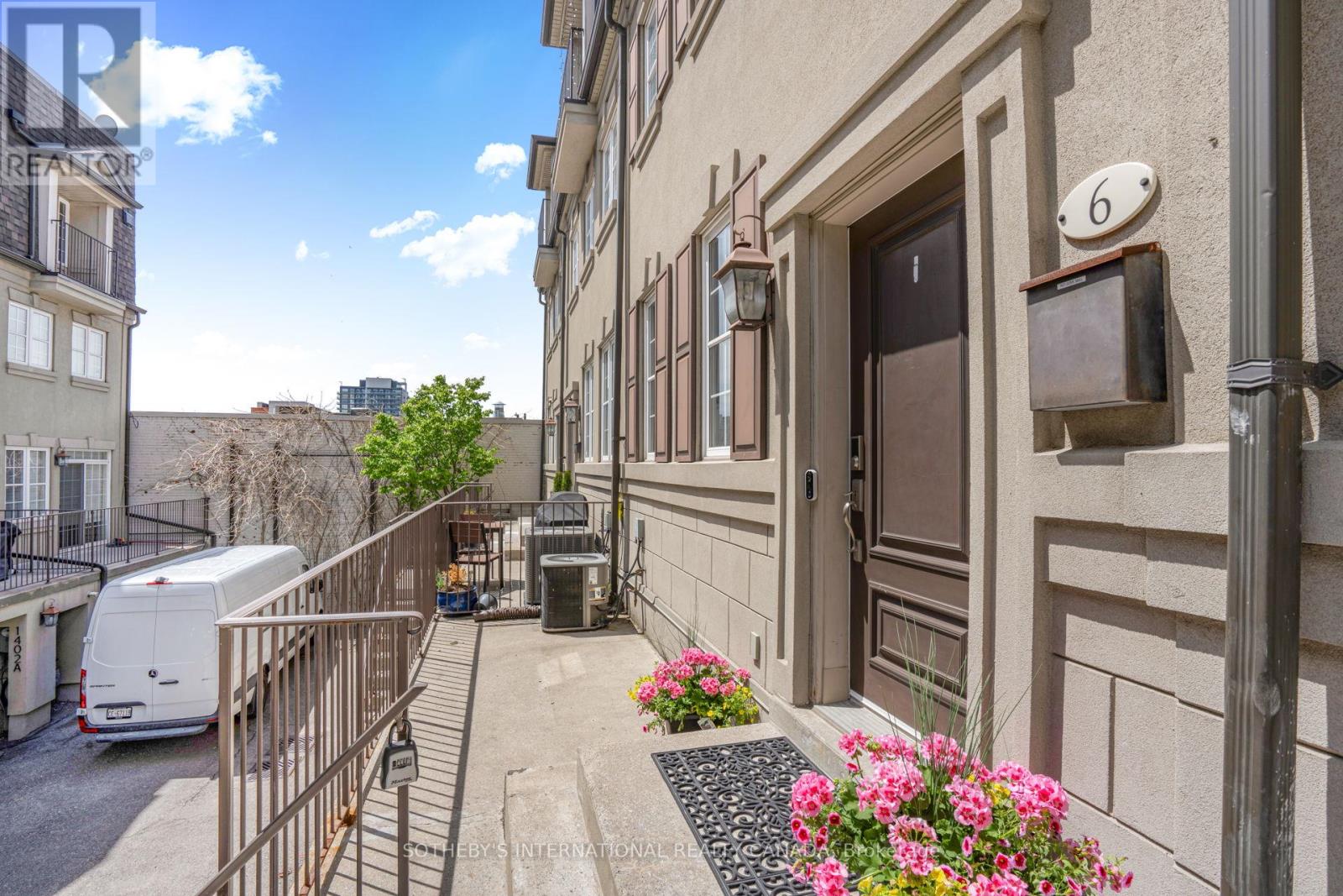 6 Tony Grande Lane, Toronto, Ontario  M6C 0A1 - Photo 3 - C13144310