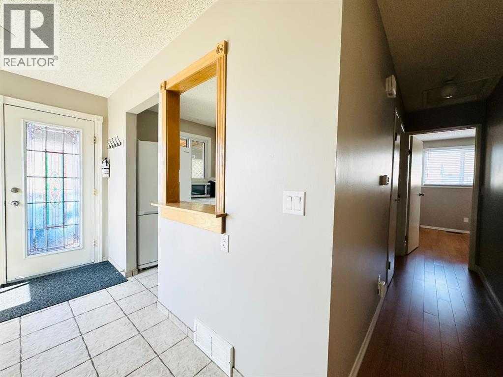 15 Pinecliff Close NE, Calgary, Alberta  T1Y 4N3 - Photo 4 - A2304632
