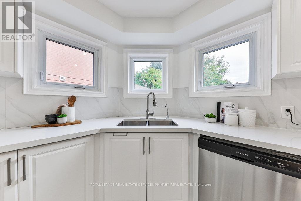 200 Lexington Road, Oakville, Ontario  L6H 6L6 - Photo 11 - W13144052