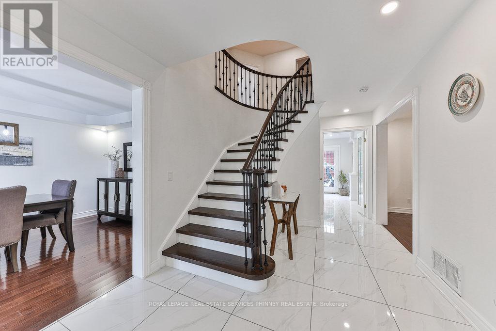 200 Lexington Road, Oakville, Ontario  L6H 6L6 - Photo 3 - W13144052
