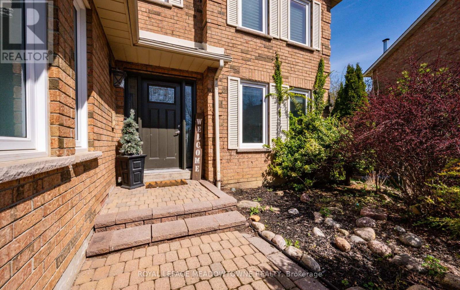 16 Cox Crescent, Brampton, Ontario  L6X 3H1 - Photo 5 - W13144128
