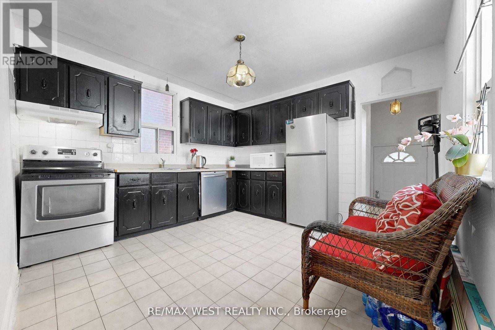 538 Mcroberts Avenue, Toronto, Ontario  M6E 4R6 - Photo 11 - W13144234