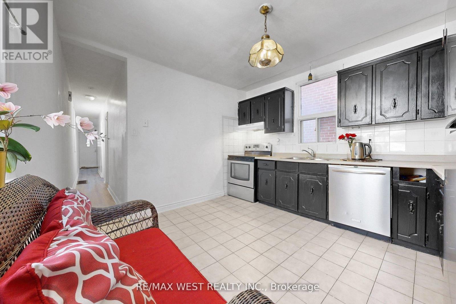 538 Mcroberts Avenue, Toronto, Ontario  M6E 4R6 - Photo 12 - W13144234