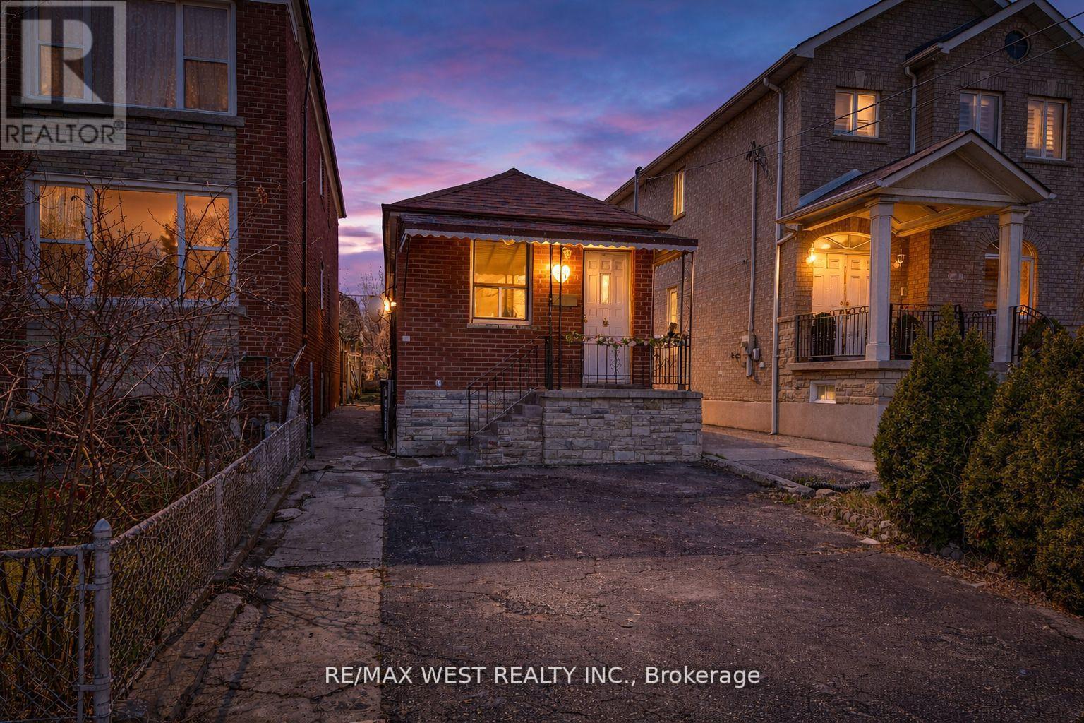 538 Mcroberts Avenue, Toronto, Ontario  M6E 4R6 - Photo 2 - W13144234