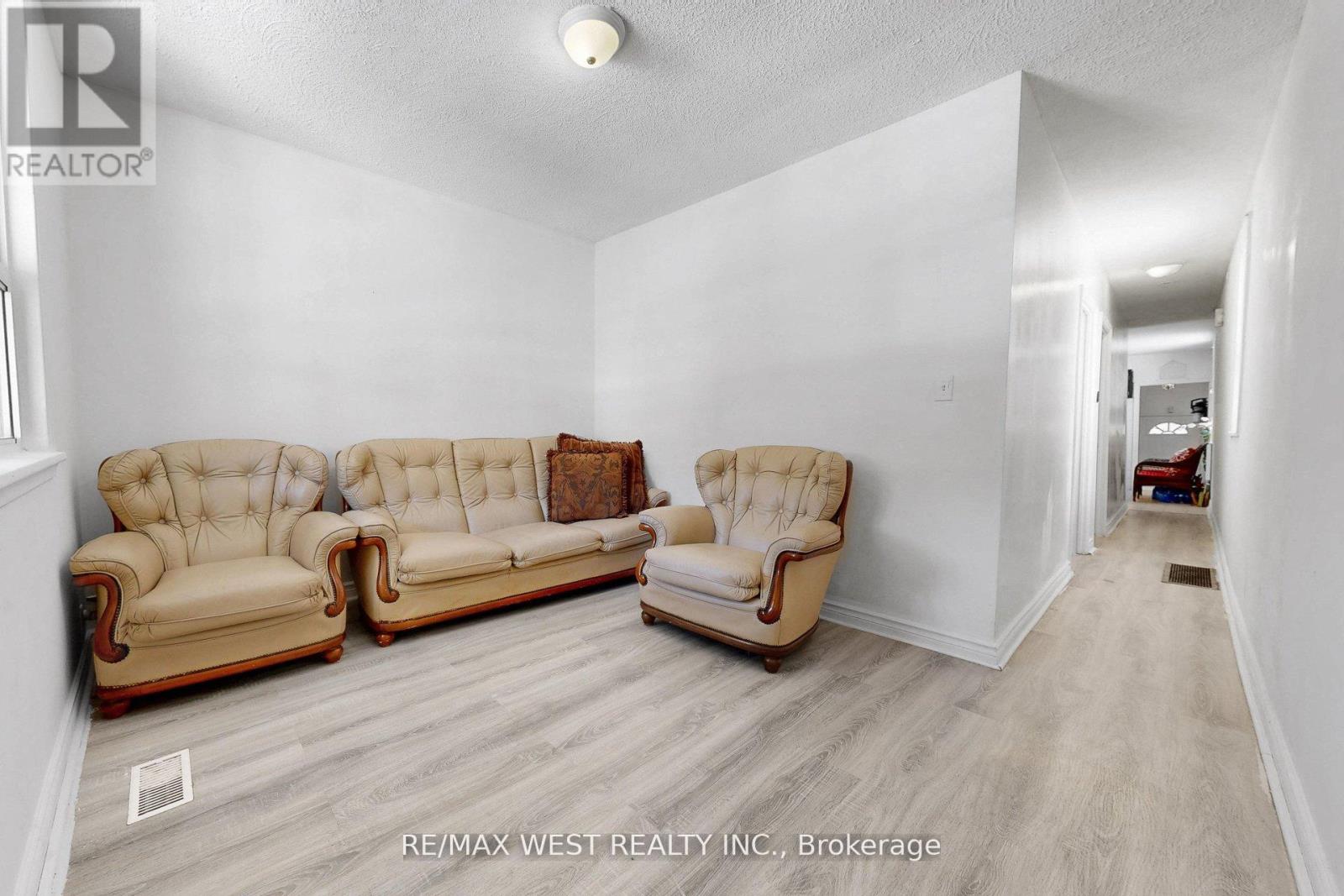 538 Mcroberts Avenue, Toronto, Ontario  M6E 4R6 - Photo 3 - W13144234
