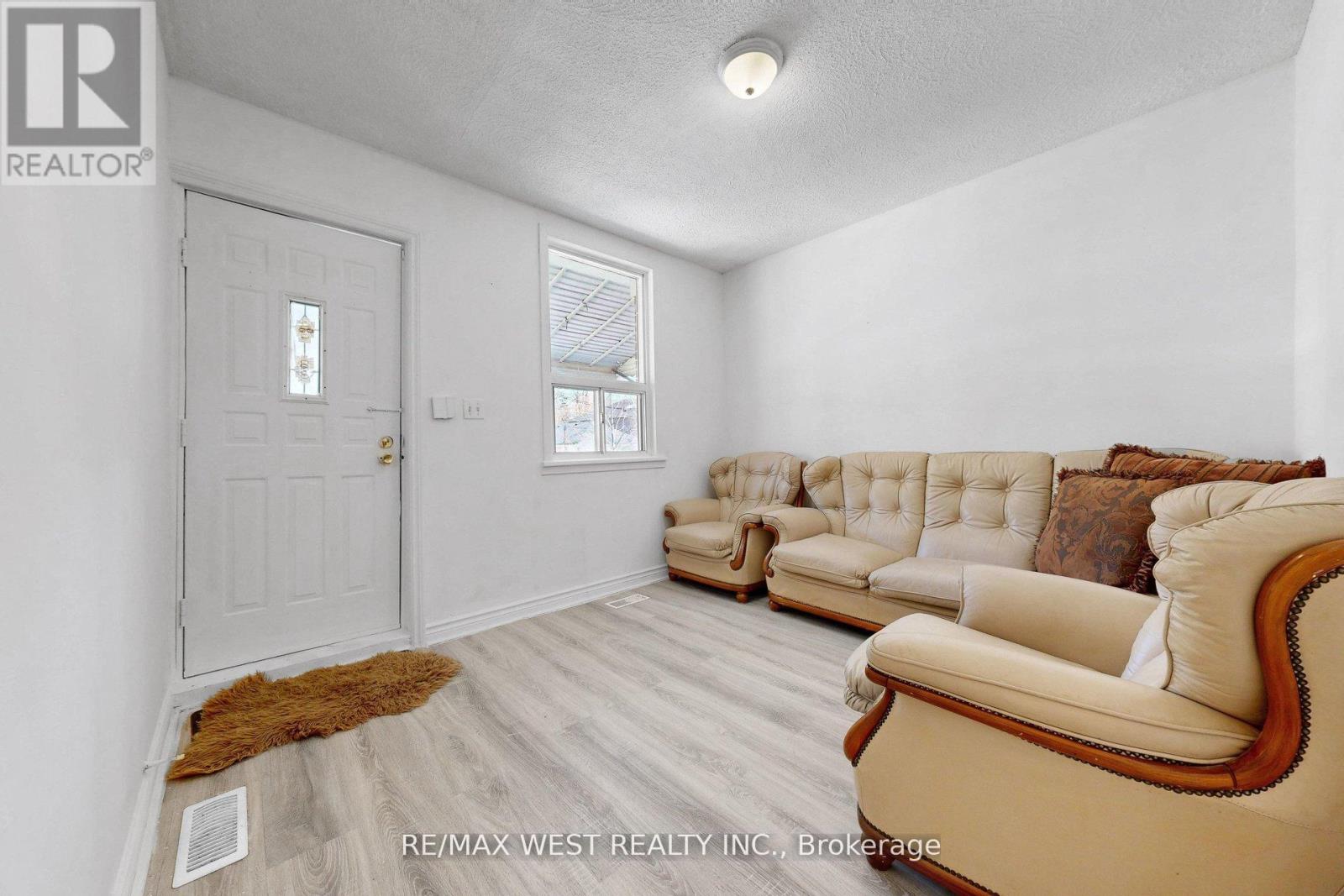538 Mcroberts Avenue, Toronto, Ontario  M6E 4R6 - Photo 4 - W13144234