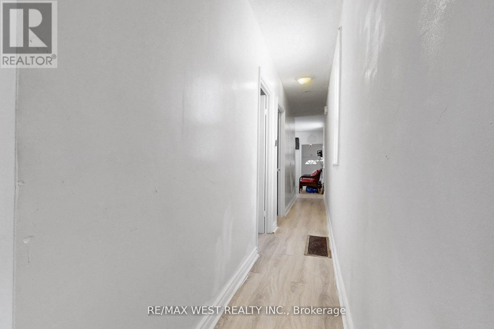 538 Mcroberts Avenue, Toronto, Ontario  M6E 4R6 - Photo 5 - W13144234