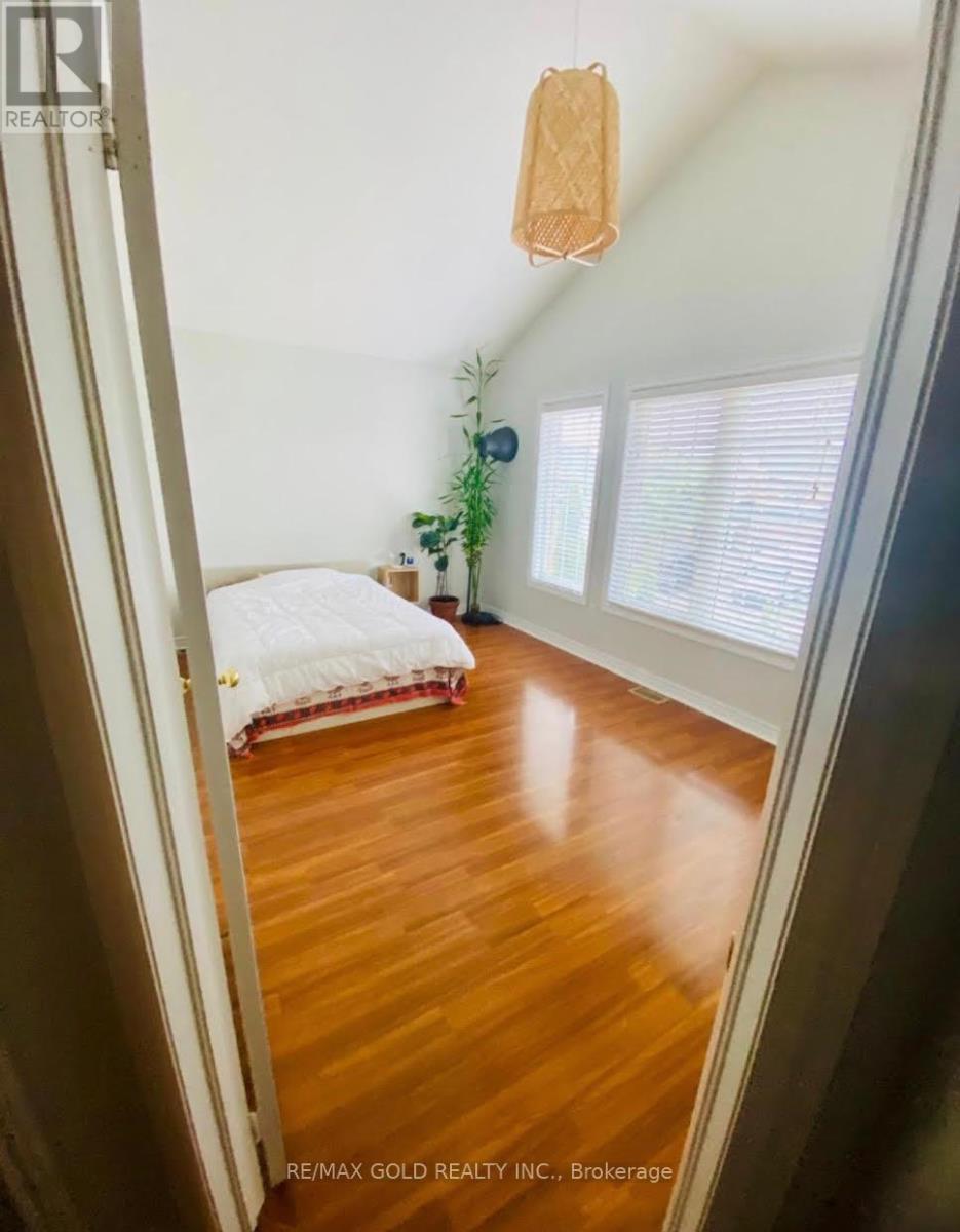 60 Swales Crescent, Brampton, Ontario  L6R 0H7 - Photo 10 - W13144348
