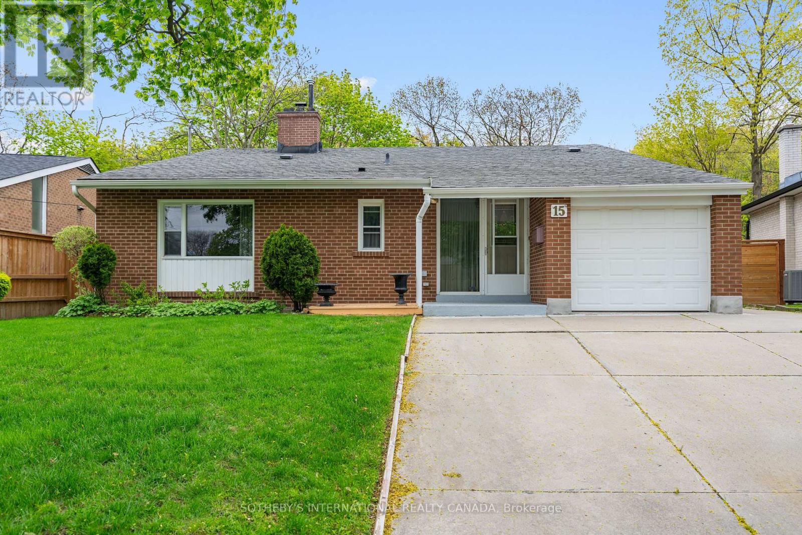 15 Saxony Crescent, Toronto, Ontario  M9P 1S2 - Photo 3 - W13143260