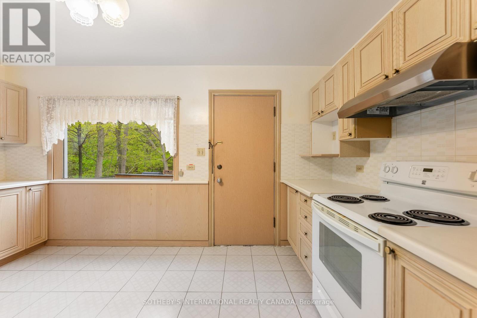 15 Saxony Crescent, Toronto, Ontario  M9P 1S2 - Photo 11 - W13143260