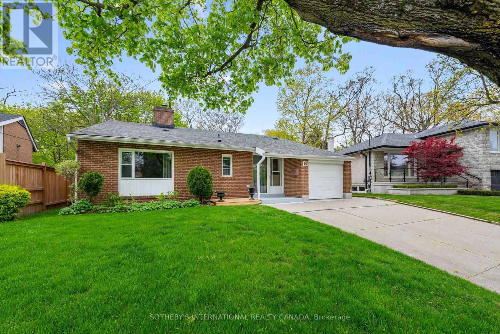 15 Saxony Crescent, Toronto, Ontario  M9P 1S2 - Photo 2 - W13143260