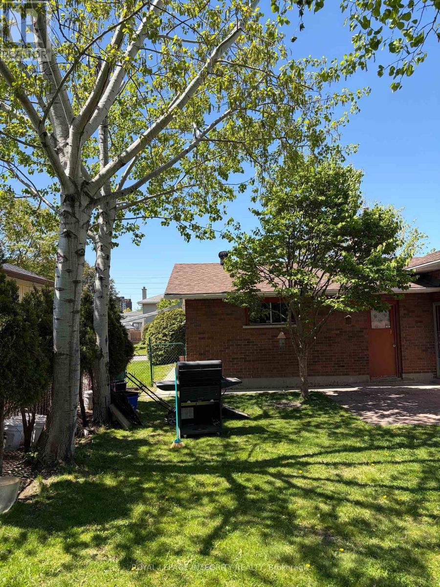 B - 2175 Martha Avenue, Ottawa, Ontario  K1G 1K6 - Photo 12 - X12813452