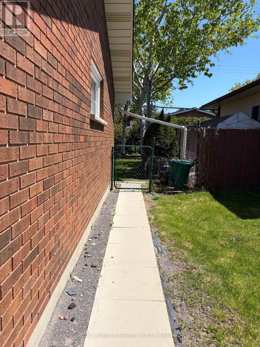 B - 2175 Martha Avenue, Ottawa, Ontario  K1G 1K6 - Photo 2 - X12813452
