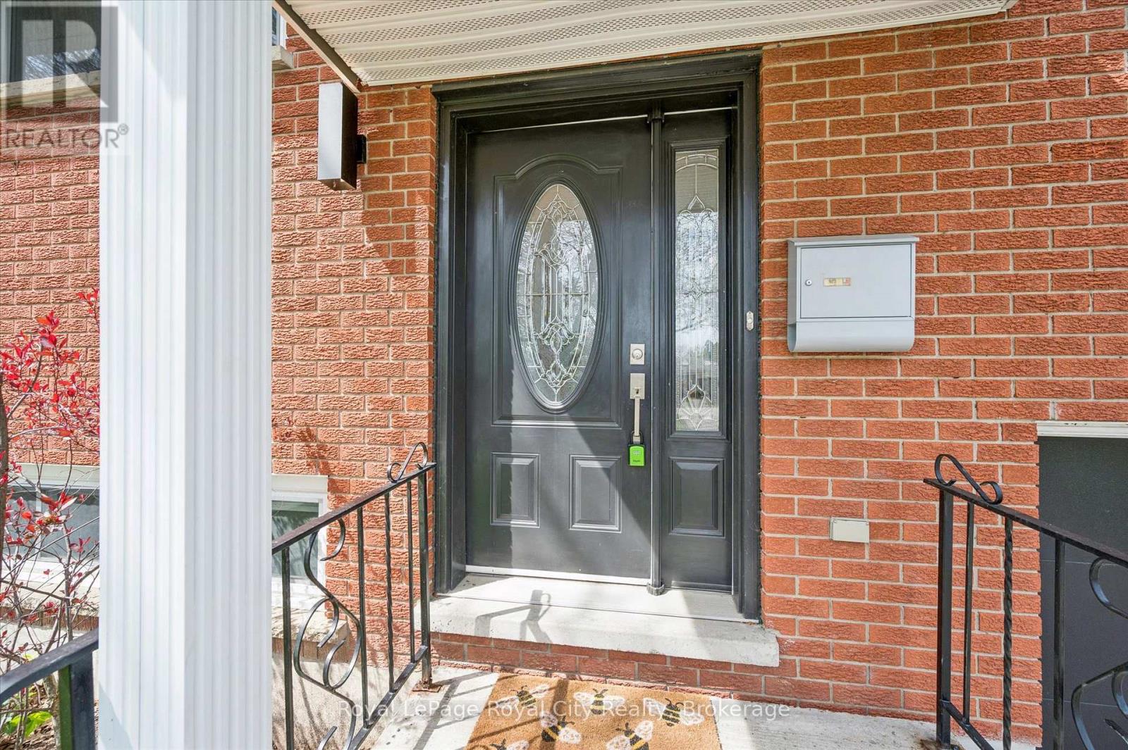 637 Cedargrove Place, Waterloo, Ontario  N2L 4Y8 - Photo 2 - X13144542